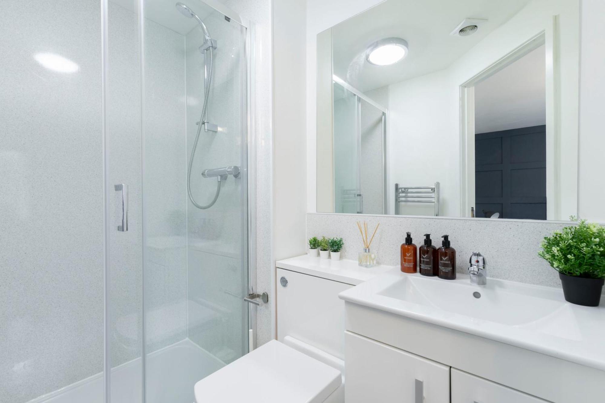 Modern Four Bedroom Four Bathroom Home Челтнем Екстер'єр фото