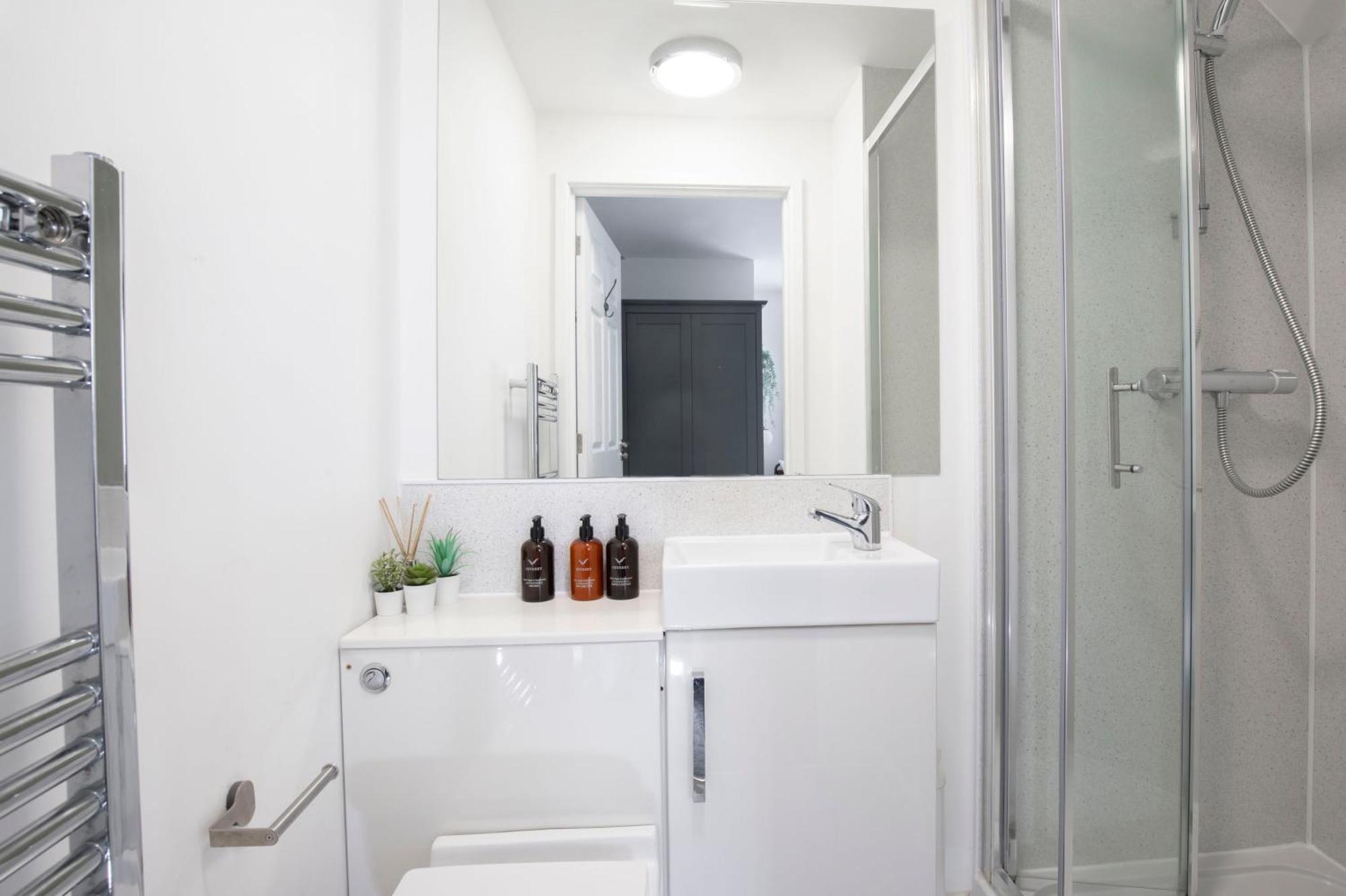 Modern Four Bedroom Four Bathroom Home Челтнем Екстер'єр фото