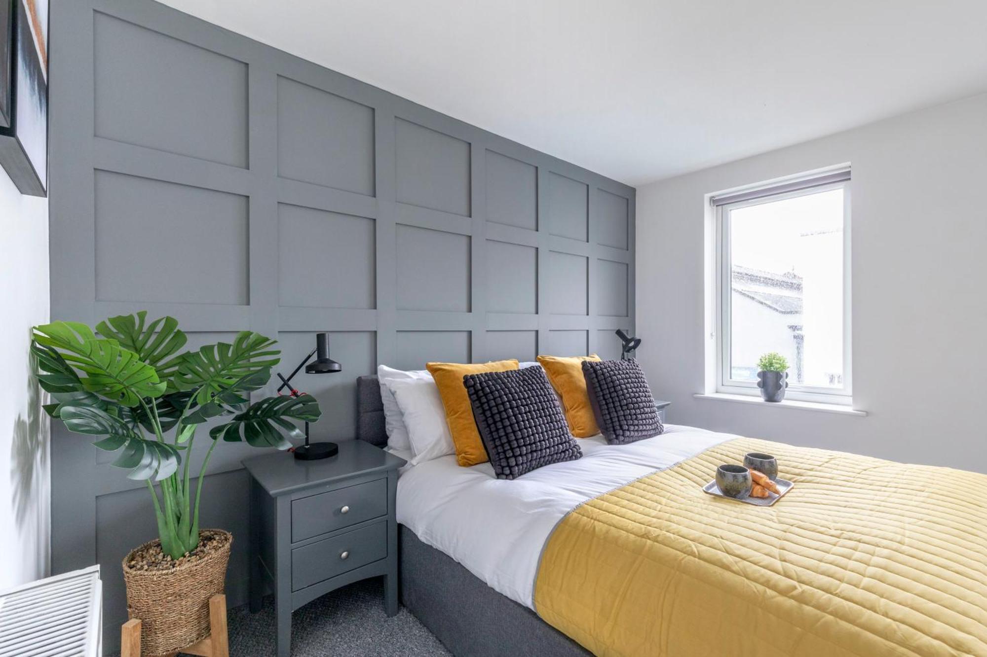 Modern Four Bedroom Four Bathroom Home Челтнем Екстер'єр фото
