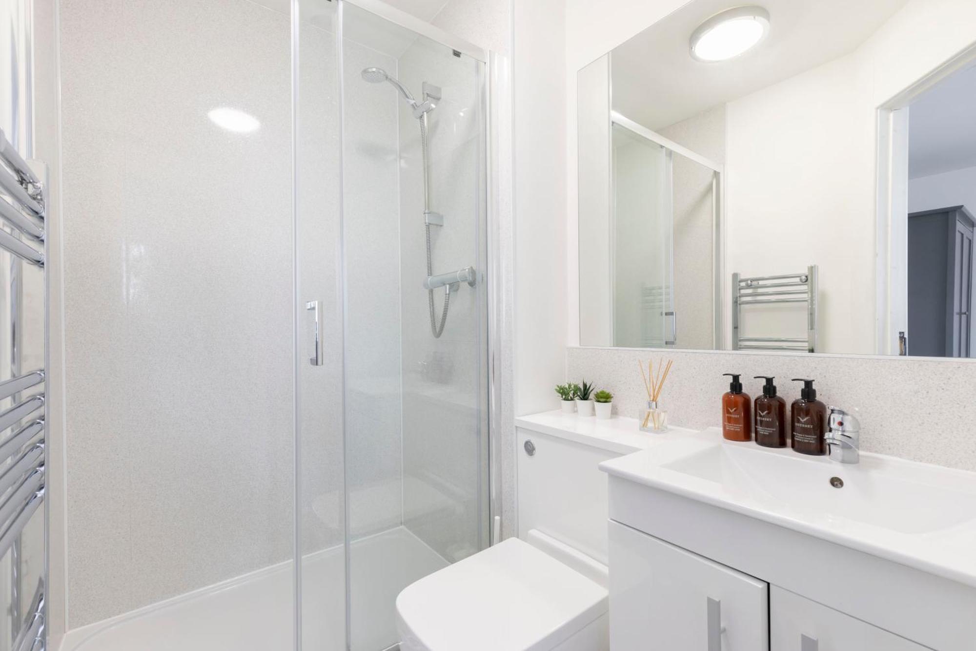 Modern Four Bedroom Four Bathroom Home Челтнем Екстер'єр фото