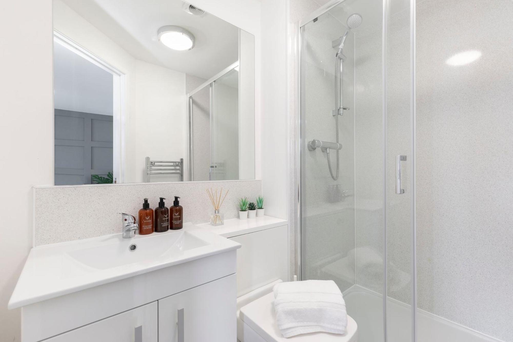 Modern Four Bedroom Four Bathroom Home Челтнем Екстер'єр фото