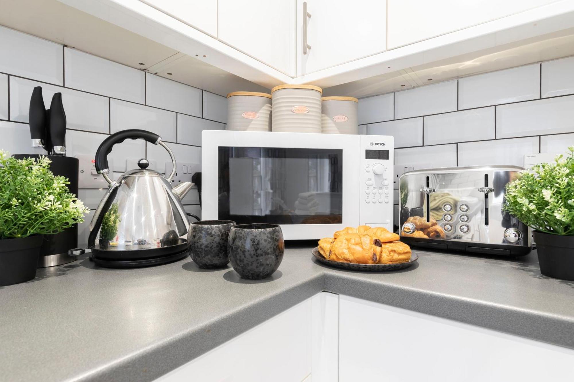 Modern Four Bedroom Four Bathroom Home Челтнем Екстер'єр фото