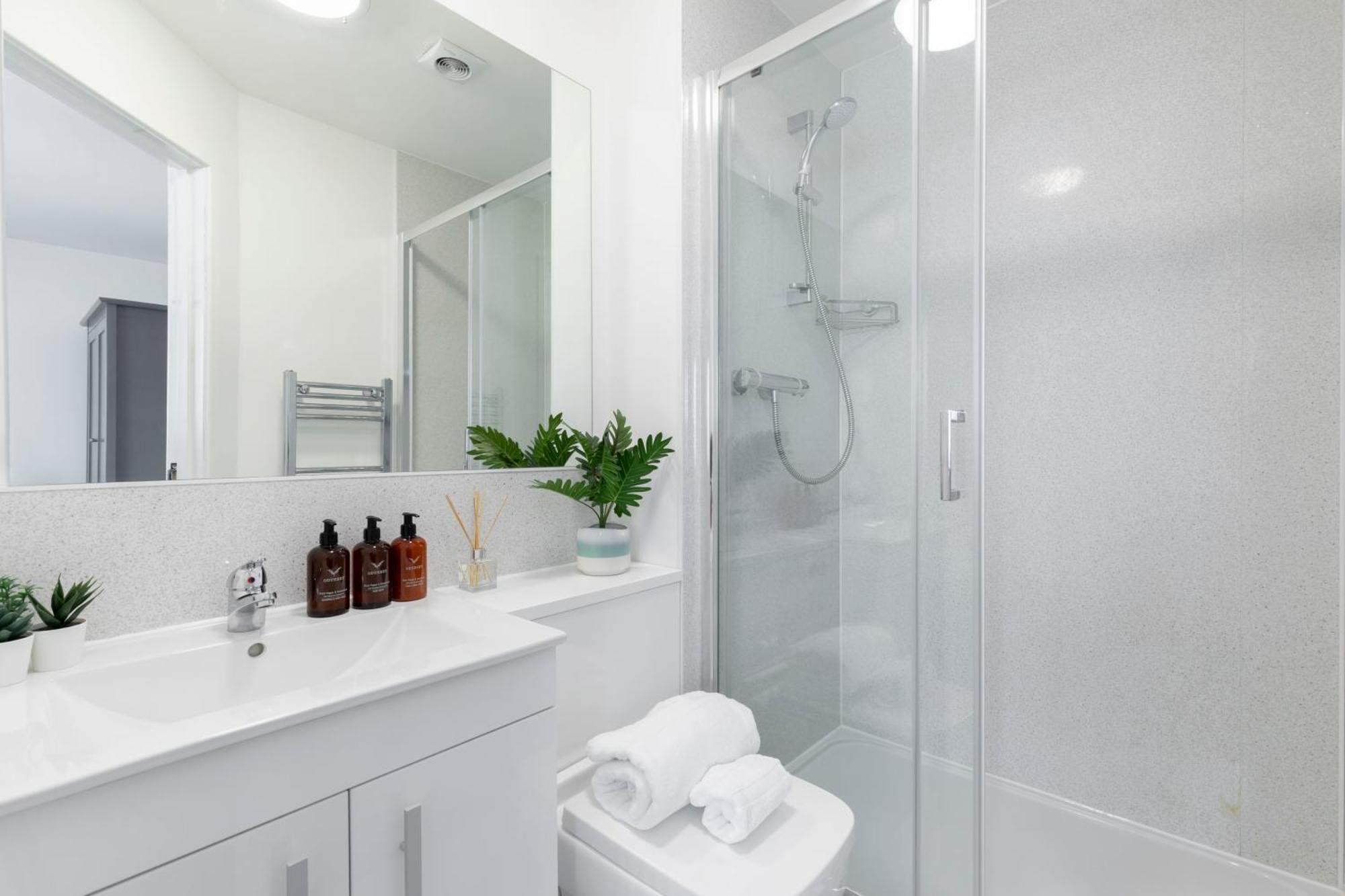 Modern Four Bedroom Four Bathroom Home Челтнем Екстер'єр фото