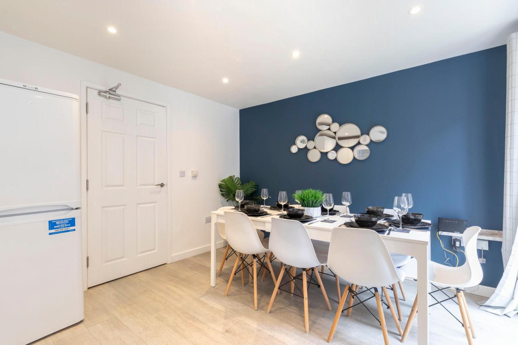 Modern Four Bedroom Four Bathroom Home Челтнем Екстер'єр фото